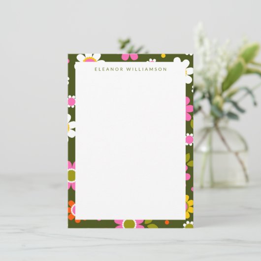 Groovy Green Retro Flowers, gepersonaliseerde schr Notitiekaartje (Staand voorkant)