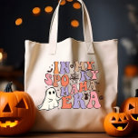 GROOVY HALLOWEEN IN MIJN SPOOKY MAMA TIJDPERK TOTE BAG<br><div class="desc">Deze grappige tas heeft een groovy Halloween-stijl lettertype met de uitdrukking 'IN MY SPOOKY MOM ERA' in betoverende pastelkleurige, crème, roze en violette tinten. Deze tas is versierd met tijdloze Halloween-decoraties, waaronder schedels, spinnen, een zwarte kat en spinnenwebben, en is het perfecte accessoire om je Halloween- of herfstoutfit compleet te...</div>