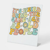 Groovy het is raar om dezelfde leeftijd te hebben reclamebord met voetstuk (Voorkant)