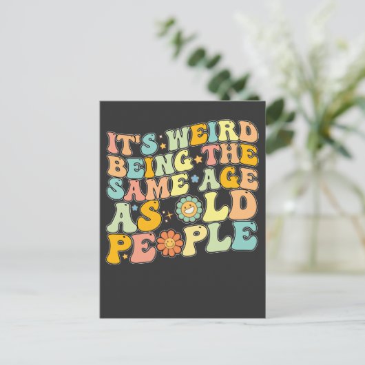 Groovy het is raar om dezelfde leeftijd te hebben uitnodiging briefkaart (Staand voorkant)