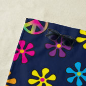 Groovy Hippie Peace and Flower Shower Custom Name Strandlaken (In situ)