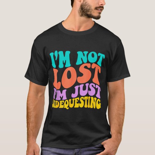 Groovy I’m Not Lost, I’m Just Sidequesting – Funny T-shirt (Voorkant)