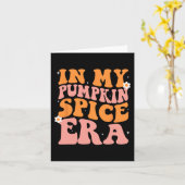 Groovy in mijn Pumpkin Spice Era Pumpkin Spice Her Kaart (Gele Bloem)