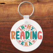 Groovy "In My Reading Era" Wavy Font Graphic Sleutelhanger (Achterkant)