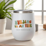 Groovy jaren 1970-stijl Retro Nursing is My Vibe,<br><div class="desc">Schenk deze 'Nursing is My Vibe' tuimelaar aan de verpleegkundige in je leven.</div>