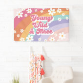 Groovy jong wild drie retro regenboog 3e verjaarda spandoek (Insitu)