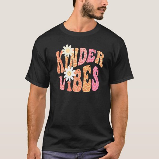 Groovy KINDER VIBES Teacher Fall Colors Kindergart T-shirt (Voorkant)