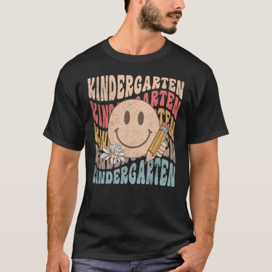 Groovy Kindergarten Vibes Face Retro Teachers Back T-shirt (Voorkant)