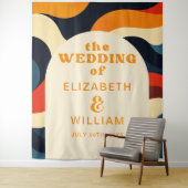 Groovy Kleurrijke Retro Bruiloft Foto Booth Achter Wandkleed (In situ)