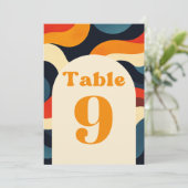 Groovy Kleurrijke Retro Wavy Trouwtafel Nummer Kaart (Staand voorkant)