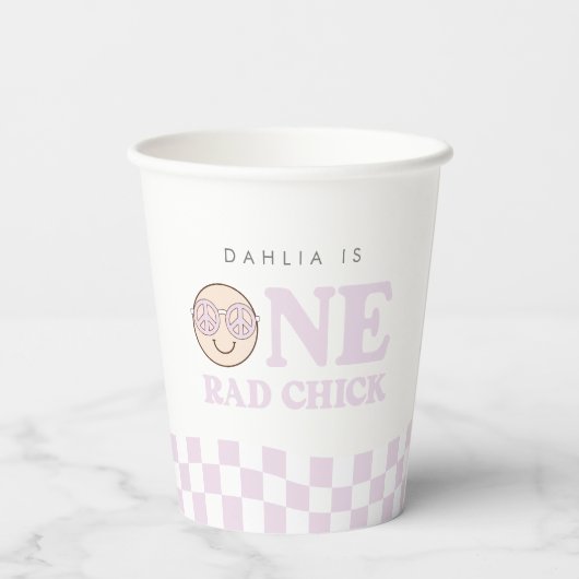 Groovy meisje geruit gelukkig gezicht | 1e verjaar papieren bekers (Achterkant)
