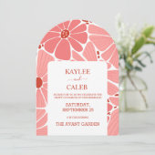 Groovy moderne roze daisy bruiloft uitnodiging (Staand voorkant)