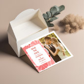 Groovy moderne roze madeliefje trouwfoto save the date