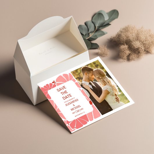 Groovy moderne roze madeliefje trouwfoto save the date