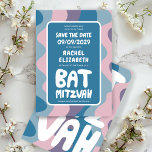 Groovy Paarse Waves Custom Bat Bar Bnai Mitzvah Save The Date<br><div class="desc">Perfecte kaart om een bar of vleermuis mitswa of andere joodse viering aan te kondigen en gasten te vragen om de datum te bewaren! Hand gemaakte kunst voor u met handlettering aan de voor- en achterkant! VOLLEDIG ! Klik op "Personaliseren" hierboven om de tekst te bewerken. Klik op "bewerken met...</div>
