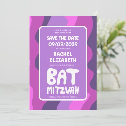 Groovy Paarse Waves Custom Bat Bar Bnai Mitzvah Save The Date (Staand voorkant)