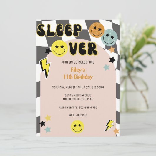 Groovy Preppy Y2K Happy Face Sleep Over Verjaardag Kaart (Staand voorkant)