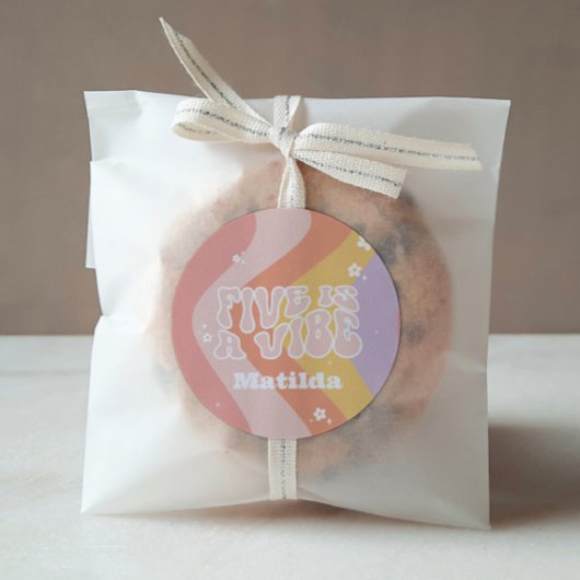 Groovy Rainbow 5 is een Vibe 60's retro daisy cool Ronde Sticker