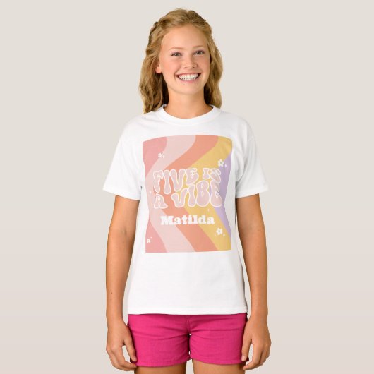 Groovy Rainbow 5 is een Vibe 60's retro daisy cool T-shirt (Voorkant volledig)