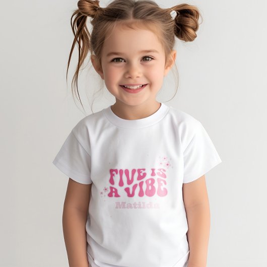 Groovy Rainbow 5 is een Vibe 60's retro daisy roze T-shirt