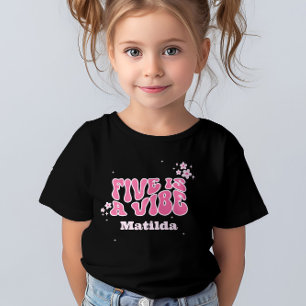 Groovy Rainbow 5 is een Vibe 60's retro daisy roze T-shirt