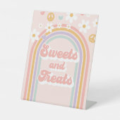 Groovy Rainbow Birthday Sweets and Trees Sign Reclamebord Met Voetstuk (Voorkant)