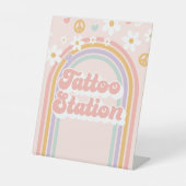 Groovy Rainbow Tattoo Station Birthday Sign Reclamebord Met Voetstuk (Voorkant)