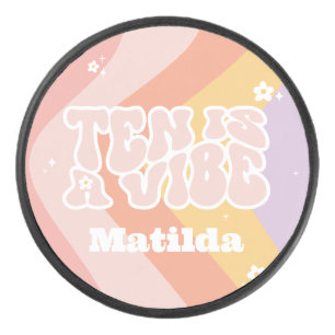 Groovy Rainbow Ten is een Vibe 60's retro daisy co Hockey Puck