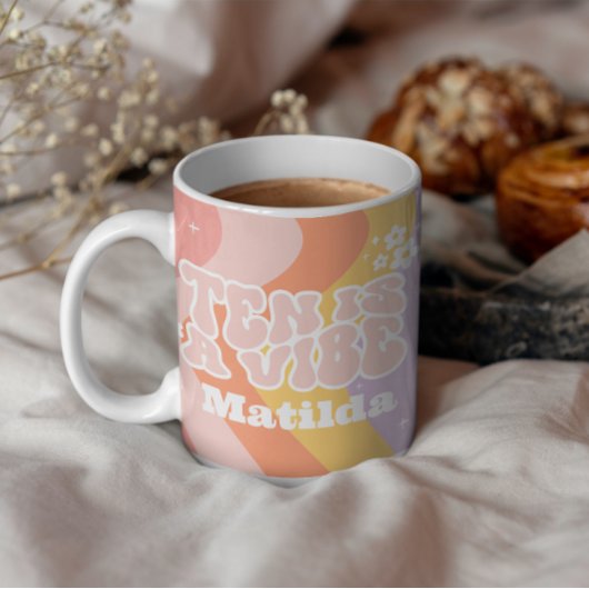 Groovy Rainbow Ten is een Vibe 60's retro daisy co Koffiemok