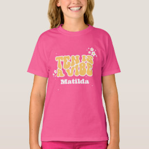 Groovy Rainbow Ten is een Vibe 60's retro daisy co T-shirt