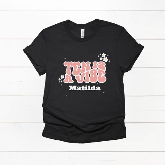 Groovy Rainbow Ten is een Vibe 60's retro daisy co T-shirt