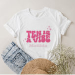 Groovy Rainbow Ten is een Vibe 60's retro daisy ro T-shirt<br><div class="desc">groovy regenboog ten is een vibe 60's retro daisy cool roze girly minimal moderne typografie elegante fun 10th birthday party decor T-Shirt.</div>