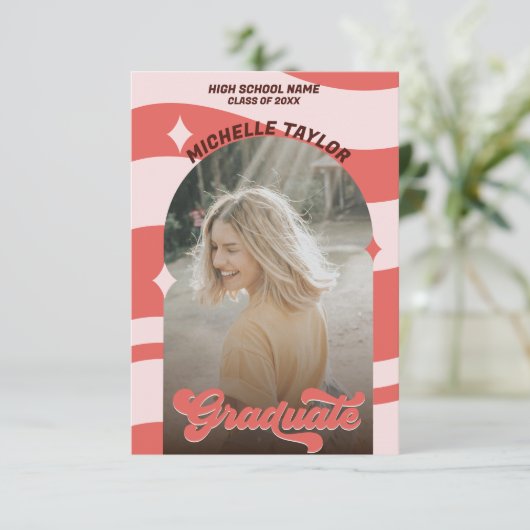 Groovy Retro 70s Afstuderen Roze Rood  Boog Kaart (Staand voorkant)