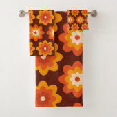 Groovy retro 70s boho hippie oranje bloempatroon bad handdoek (Insitu)