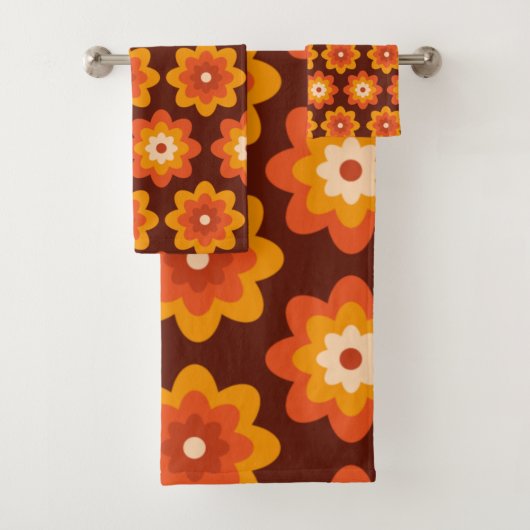 Groovy retro 70s boho hippie oranje bloempatroon bad handdoek (Insitu)