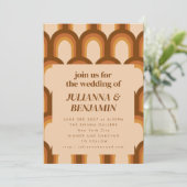 Groovy Retro 70s Bruin Unieke Wedding RSVP Website Kaart (Staand voorkant)