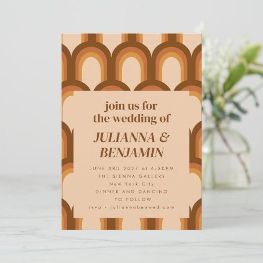 Groovy Retro 70s Bruin Unieke Wedding RSVP Website Kaart (Staand voorkant)