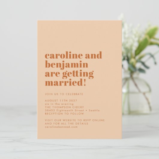 Groovy Retro 70s Design Beige Terracotta Wedding Kaart (Staand voorkant)