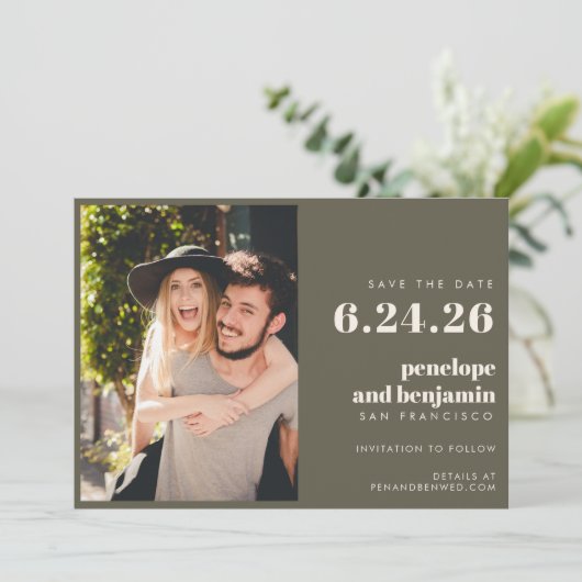 Groovy Retro 70s Design in Olive PHOTO Wedding Save The Date (Staand voorkant)