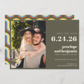 Groovy Retro 70s Design in Olive PHOTO Wedding Save The Date (Voorkant / Achterkant)