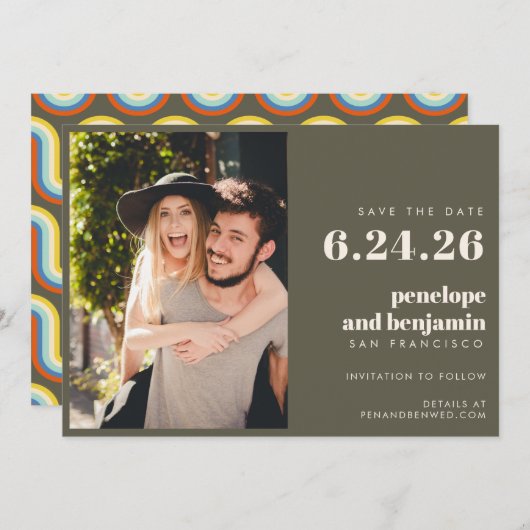 Groovy Retro 70s Design in Olive PHOTO Wedding Save The Date (Voorkant / Achterkant)