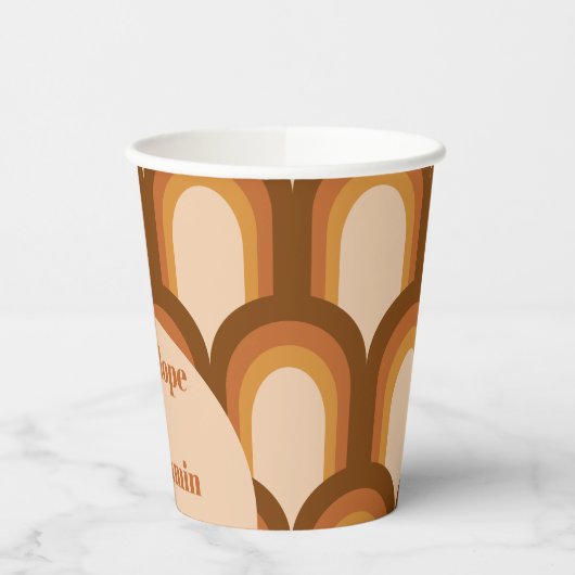 Groovy Retro 70s Pattern Brown Custom Name Wedding Papieren Bekers (Links)