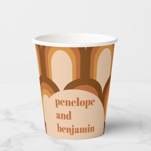 Groovy Retro 70s Pattern Brown Custom Name Wedding Papieren Bekers (Voorkant)