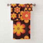 Groovy Retro 70s Sinaasappel en gele bloemen Bad Handdoek (Insitu)