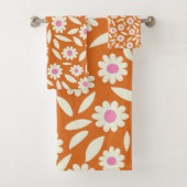 Groovy Retro Daisies Floral Pattern op sinaasappel Bad Handdoek (Insitu)