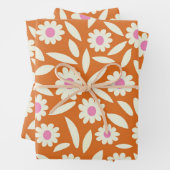 Groovy Retro Daisies Flowers Patroon op sinaasappe Inpakpapier Vel (In situ)