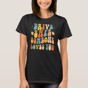 Groovy Retro Drive Safe Iemand houdt van je  T-shirt
