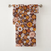 Groovy Retro Flower Garden Pattern Bad Handdoek (Insitu)