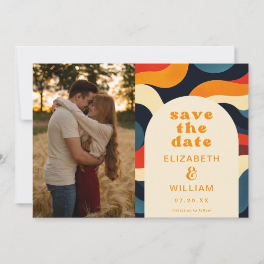 Groovy Retro Golvende Boho Trouwfoto Save The Date (Voorkant)