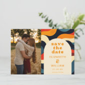 Groovy Retro Golvende Boho Trouwfoto Save The Date (Staand voorkant)